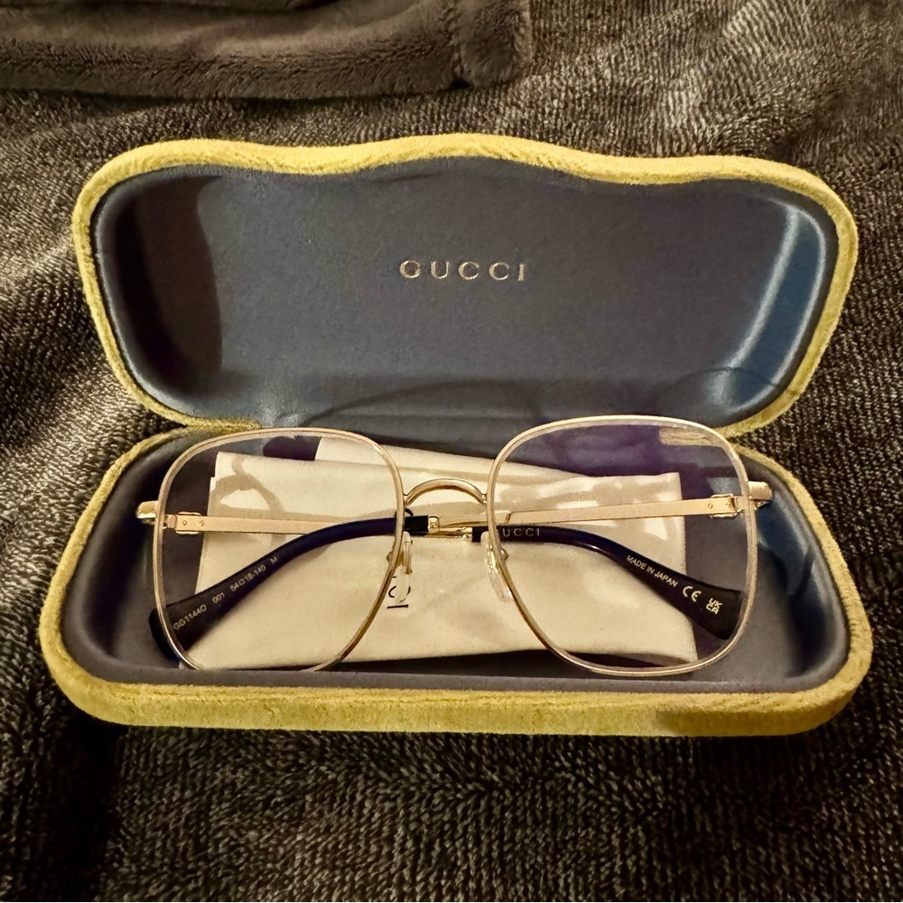 Gucci Women's Glasses with Gold Frame.